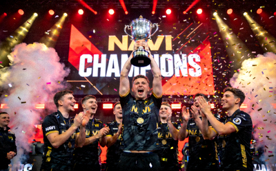 CSGO Major赛事NAVI战队夺冠庆祝场景，s1mple举起奖杯